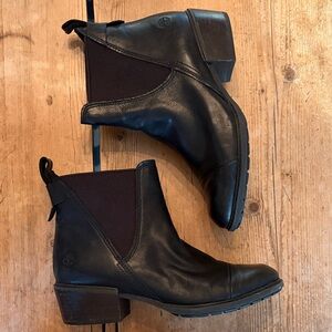 Timberland Black Leather Chelsea Ankle Boots 9.5 like new with box!